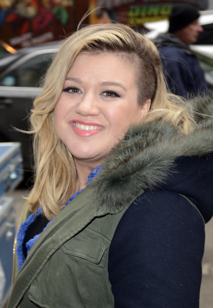 Kelly Clarkson candid photo print from GMA appearance March 3, 2015.