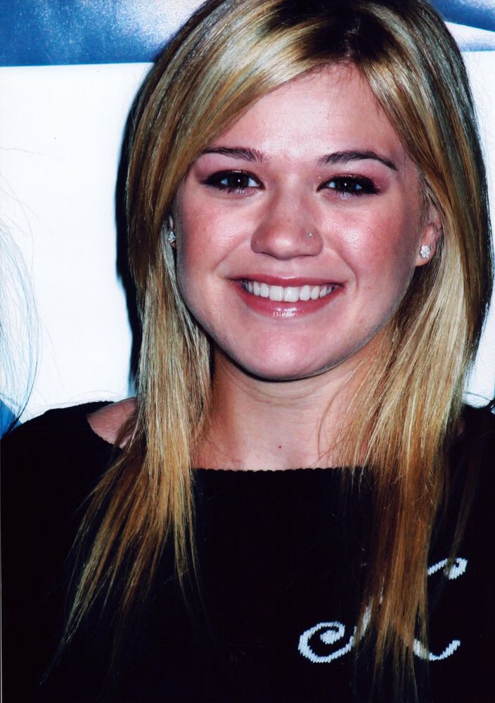 Kelly Clarkson photo print in black initial sweater, 8x10