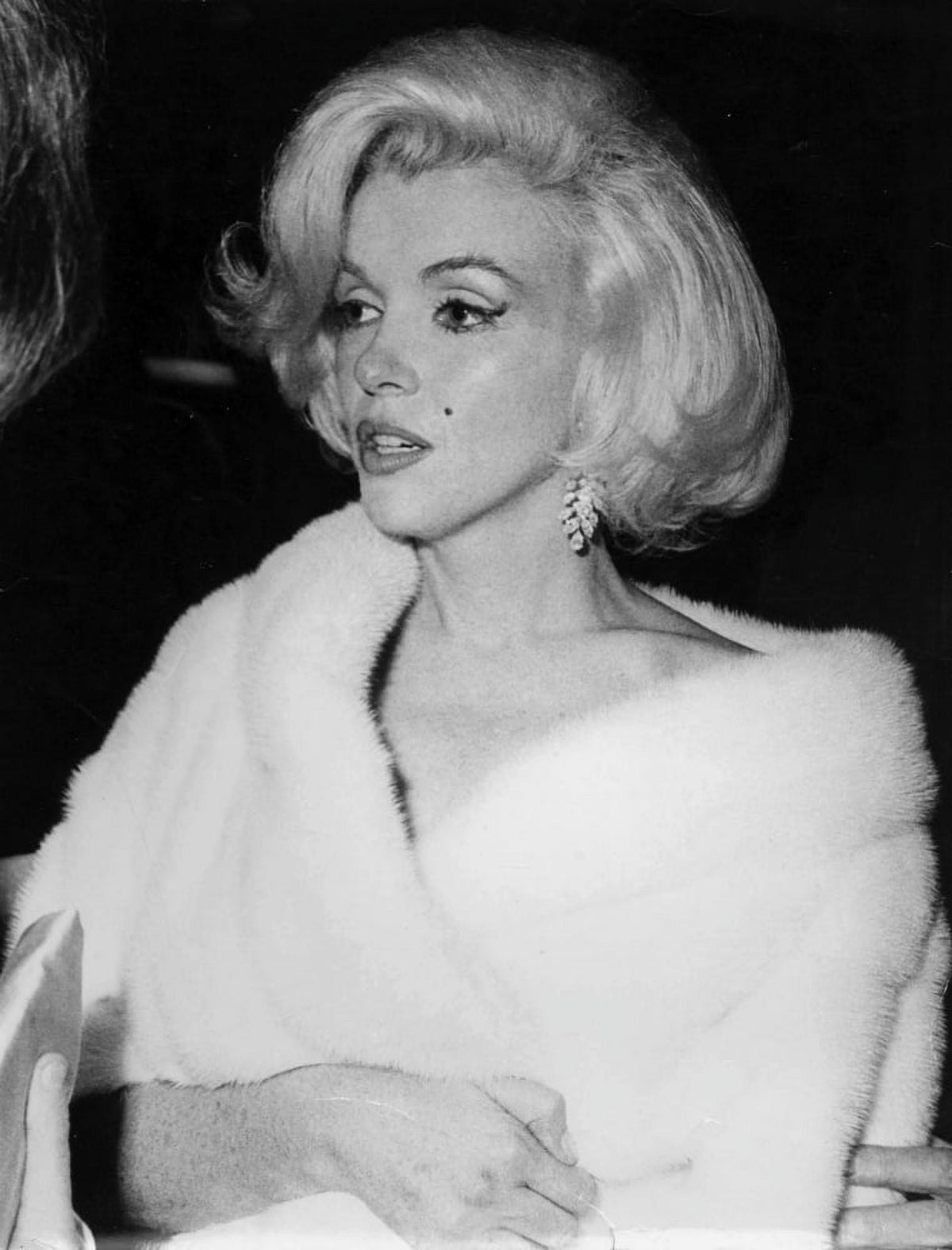 Marilyn Monroe wearing a fur stole photo print, iconic Hollywood glamour