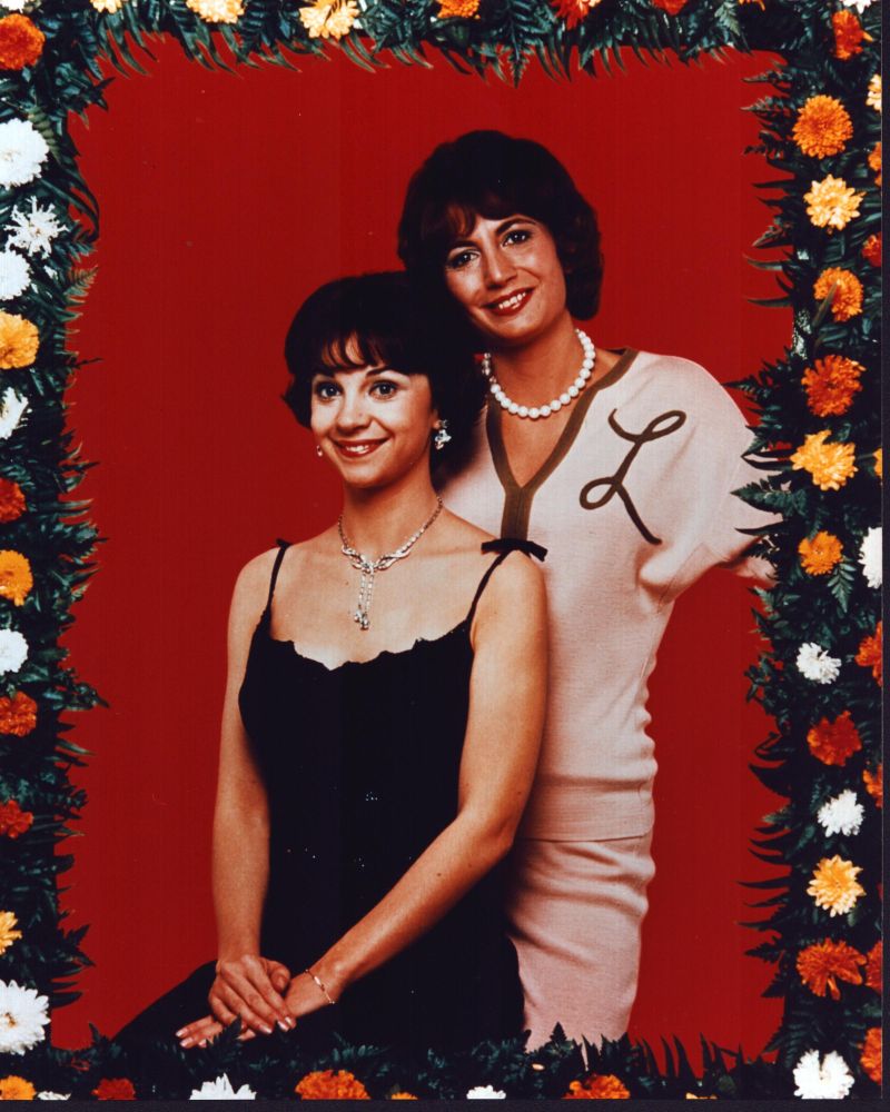 Laverne & Shirley photo print featuring Cindy Williams and Penny Marshall in flower frame.