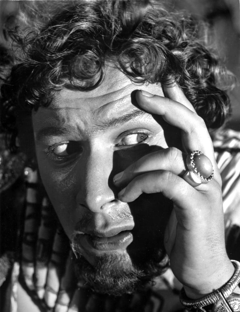 Film still of Peter Ustinov looking afraid in a photo print.
