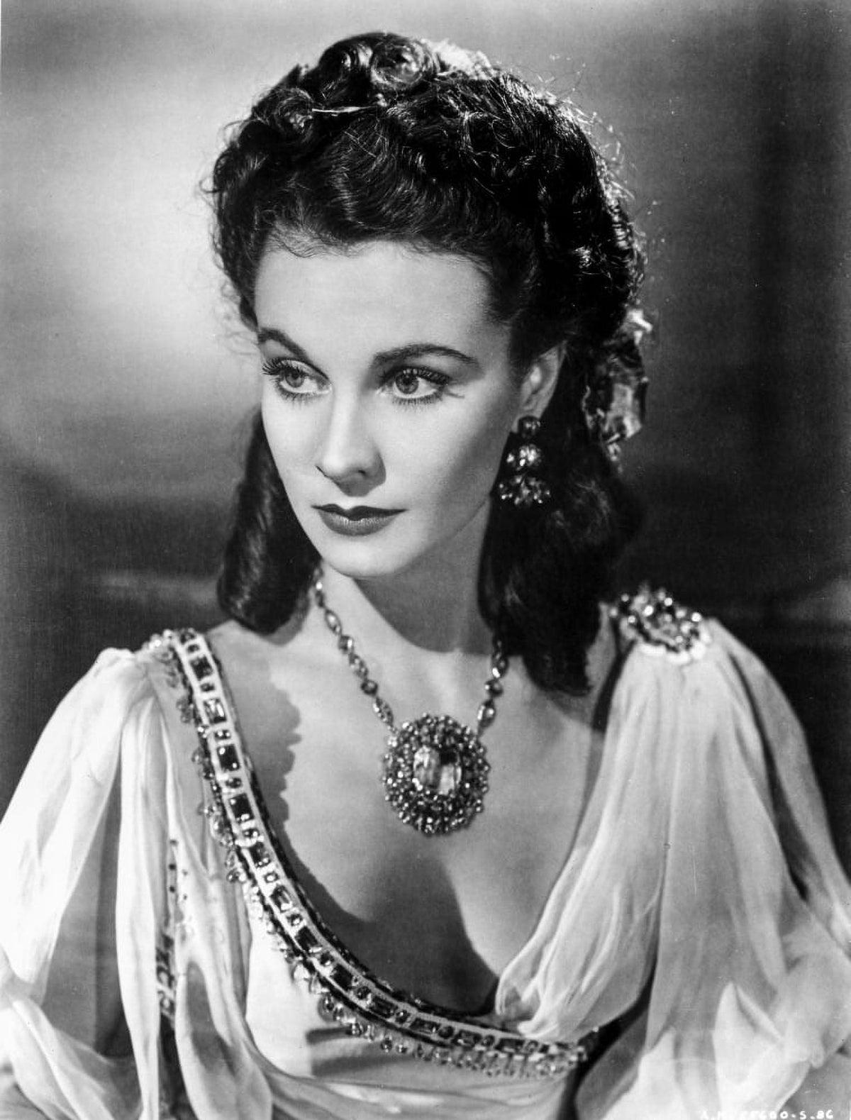 Vivien Leigh classic photo print showcasing the actress's elegance.