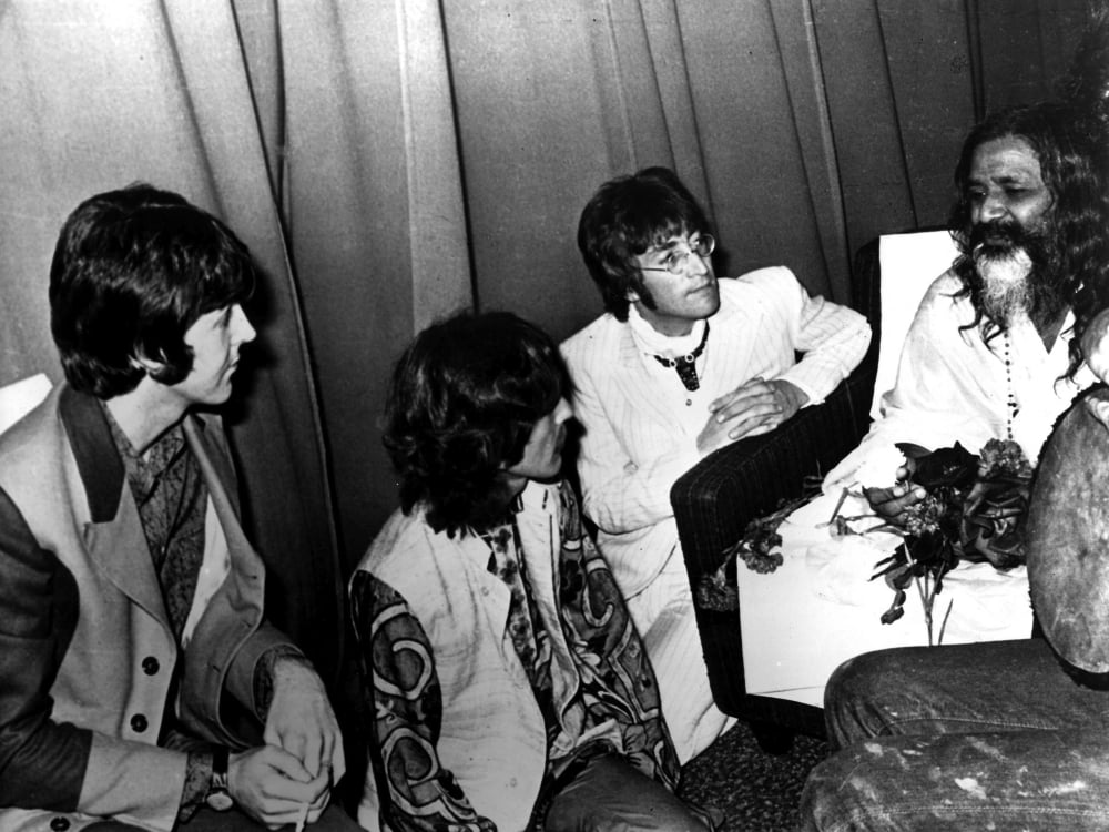 The Beatles sitting with Maharishi Mahesh Yogi Photo Print