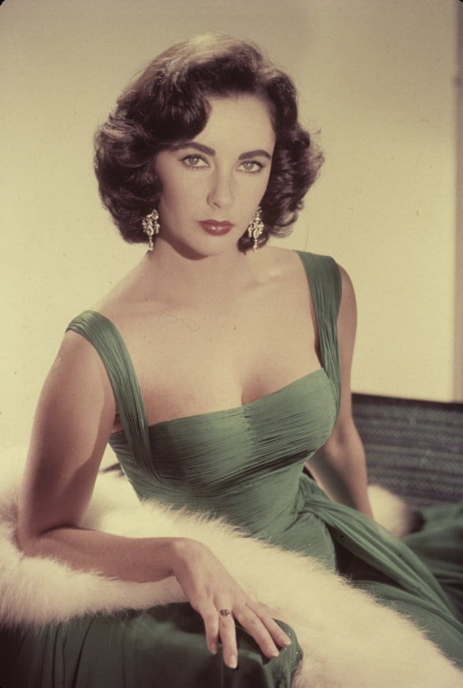 Elizabeth Taylor in a green dress photo print, showcasing her classic Hollywood glamour.
