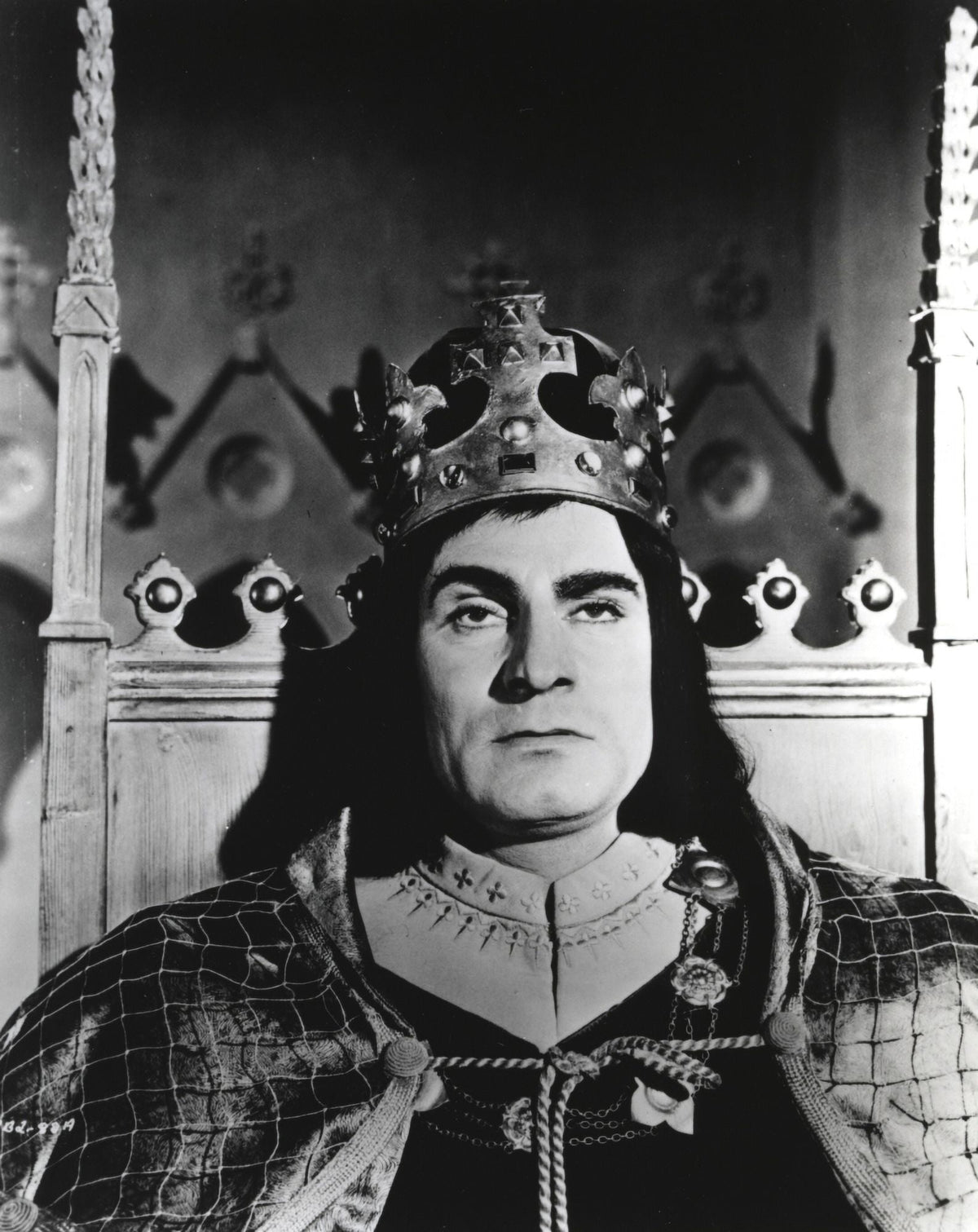 Laurence Olivier wearing a crown in Henry V iconic photo print