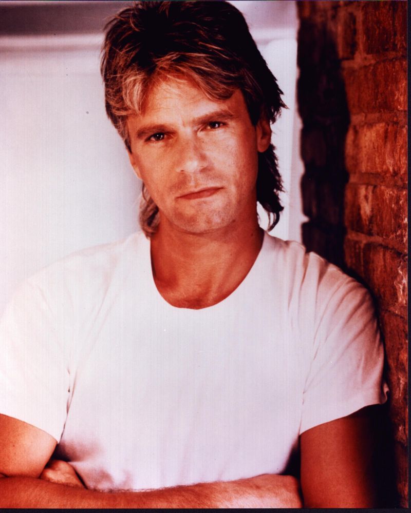 Richard Dean Anderson leaning on wall photo print