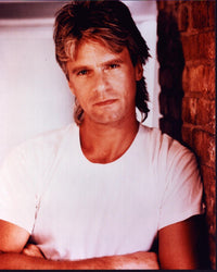 Richard Dean Anderson leaning on wall photo print