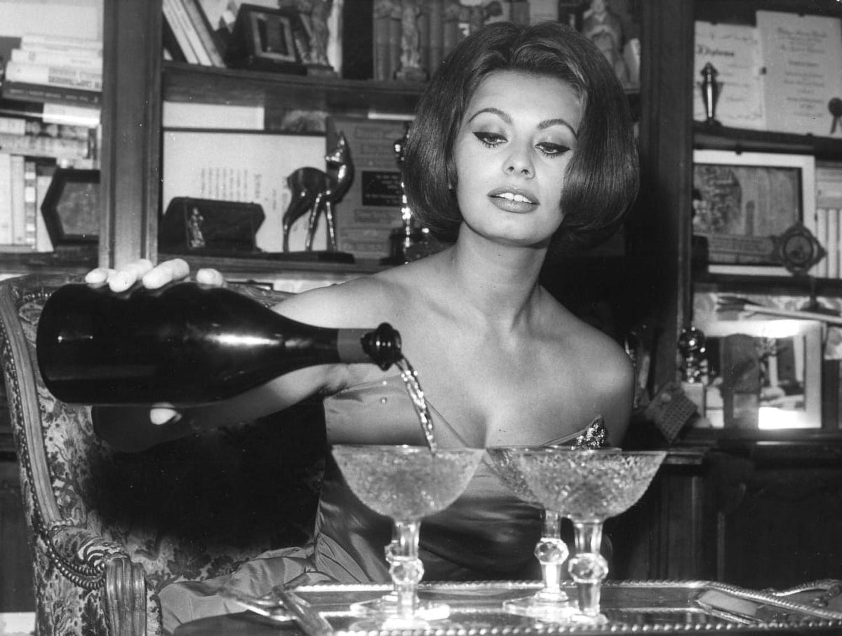 Sophia Loren pouring wine photo print, 10x8