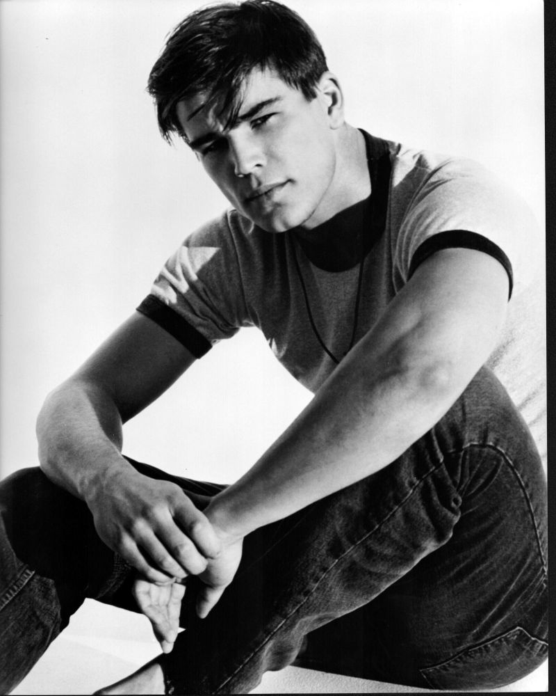 Josh Hartnett photo print sitting on floor with knees up
