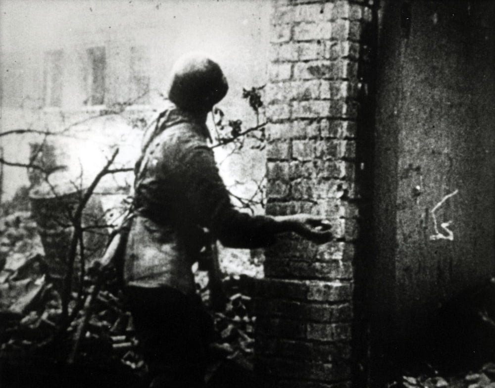 Photo print of a Russian soldier throwing a grenade during the Battle of Stalingrad