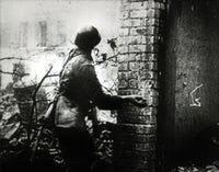 Photo print of a Russian soldier throwing a grenade during the Battle of Stalingrad