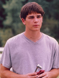 Josh Hartnett stylish photo print in gray shirt