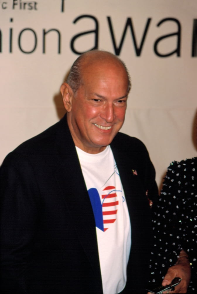 Oscar De La Renta at the VH1 Vogue Fashion Awards print by Cj Contino