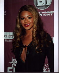 Beyoncé photo print in tied black top, capturing her elegance and style.