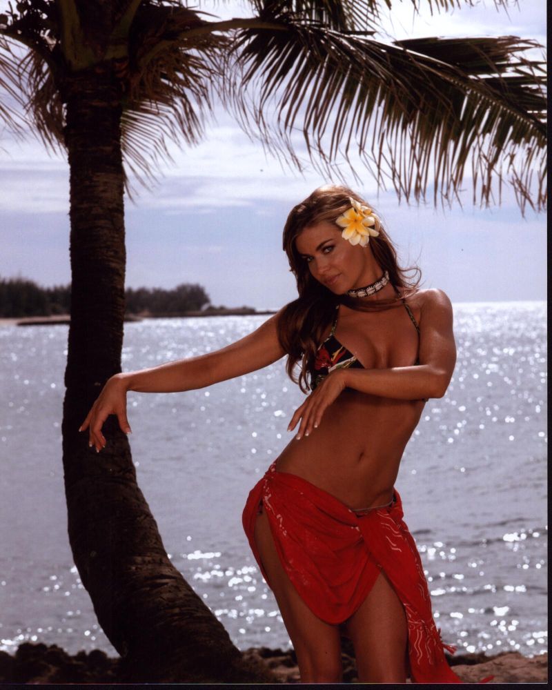 Carmen Electra Hula Dancing on Beach Photo Print