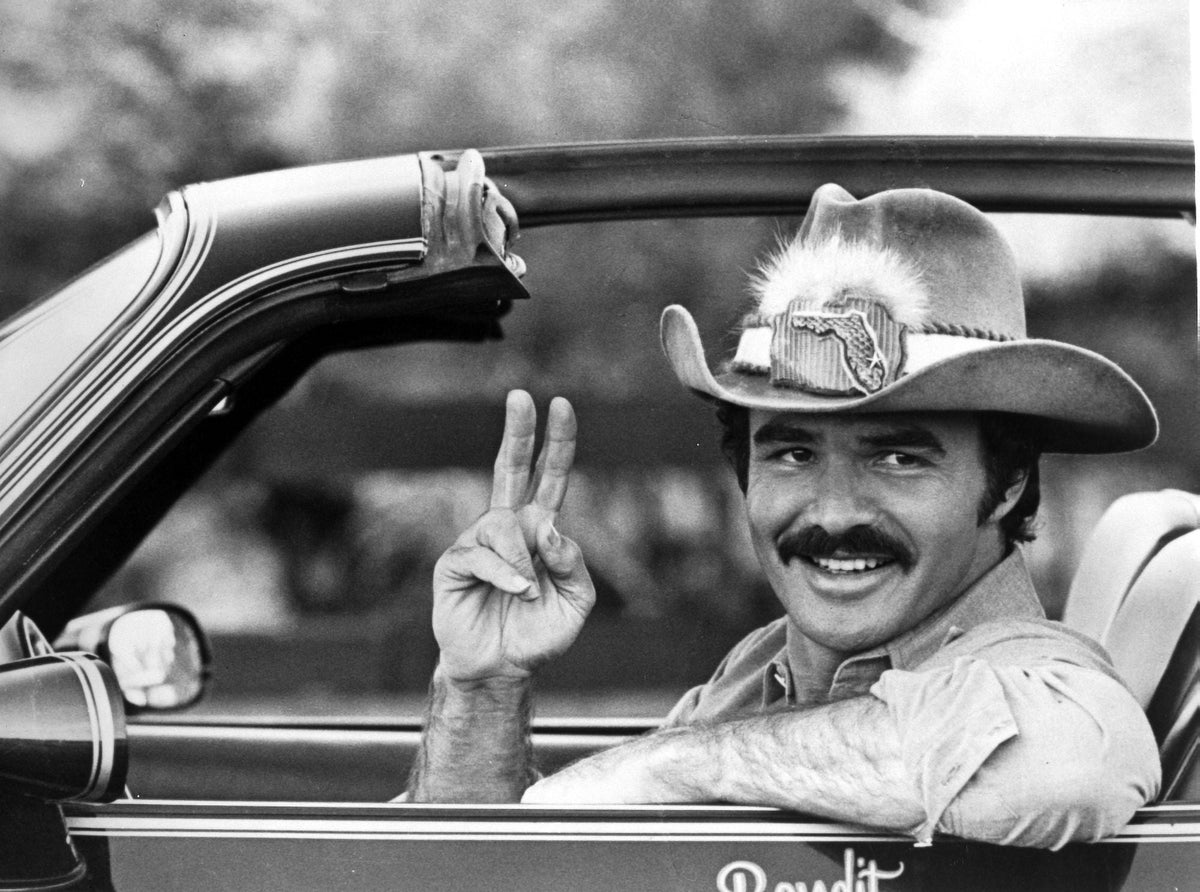 Burt Reynolds peace sign film still photo print
