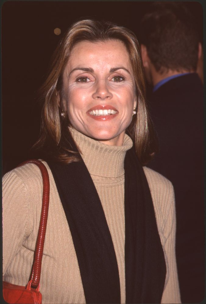 Alex Donnelley close-up photo print in tan turtleneck and black scarf at Proof of Life premiere.