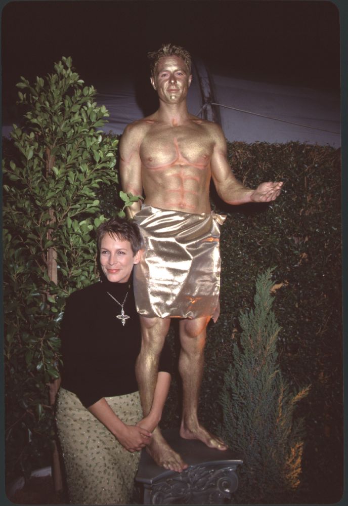 Jamie Lee Curtis Next O Man Painted As Gold Statue Photo Print