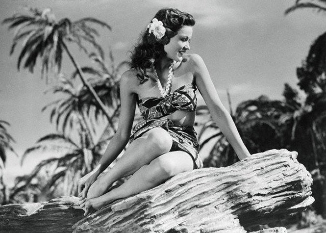 Gene Tierney Sitting Sideways on Rocks Photo Print