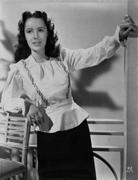 Elizabeth Taylor Leaning Pose Classic Portrait Photo Print.