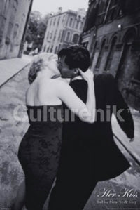 New York Her Kiss Soho Poster Print - 34x22