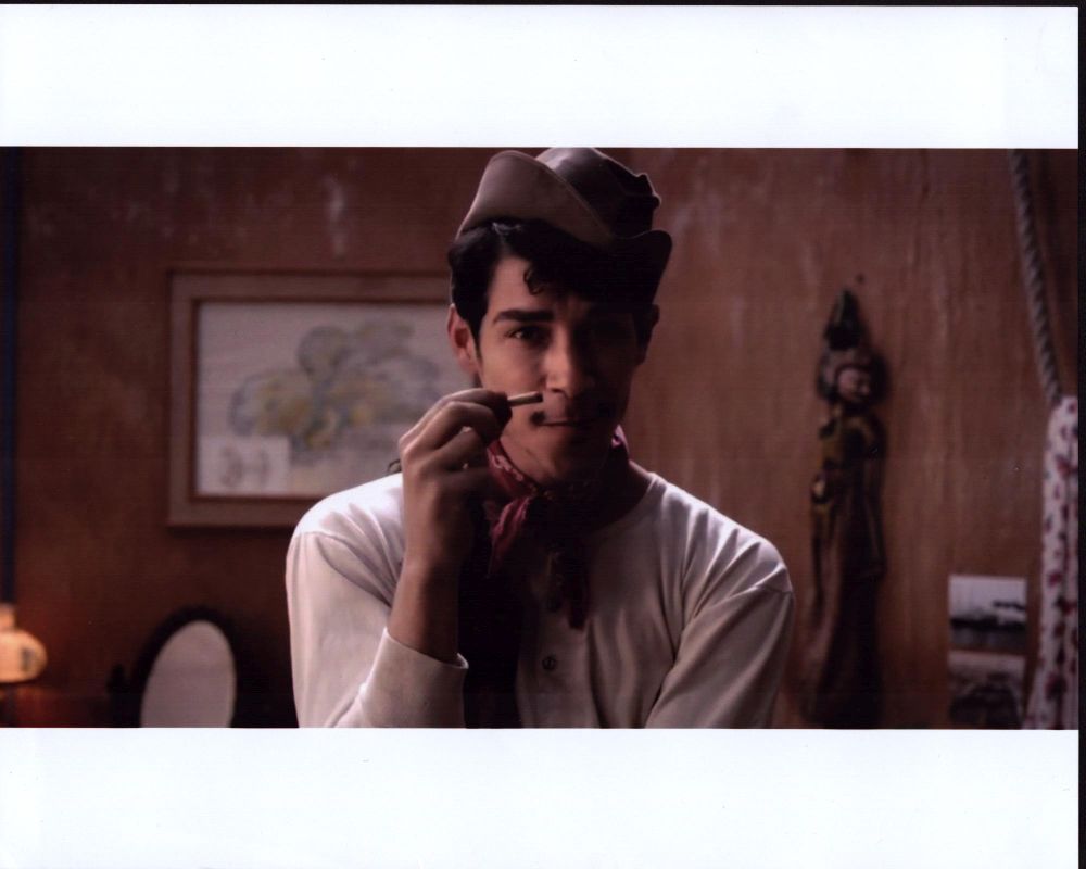 Vlscar Jaenada holding a cigarette in a Cantinflas photo print.