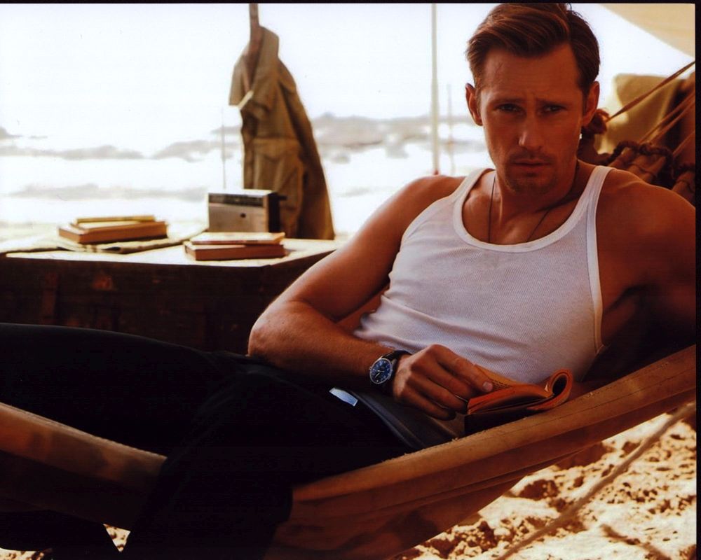 Photo print of Alexander Skarsgård reading in a hammock.