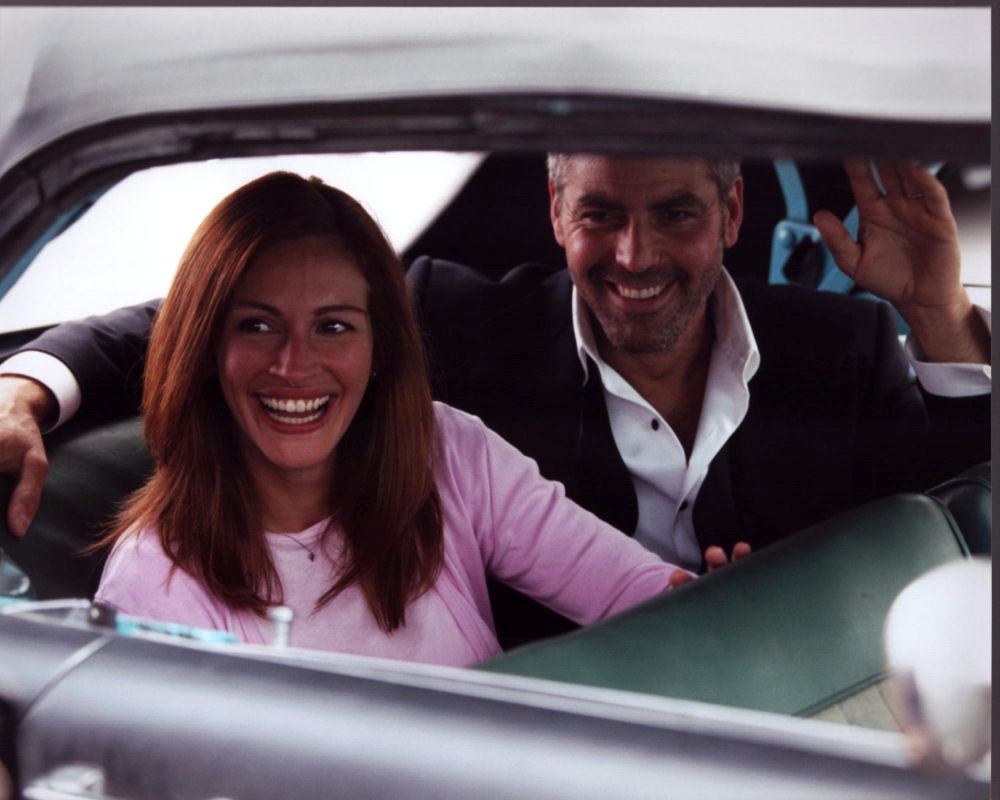 Julia Roberts and George Clooney in Backseat of Car Photo Print