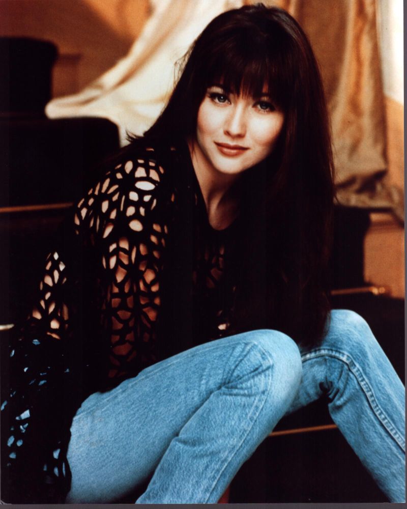 Shannen Doherty photo print in jeans and crochet sweater, celebrity style decor