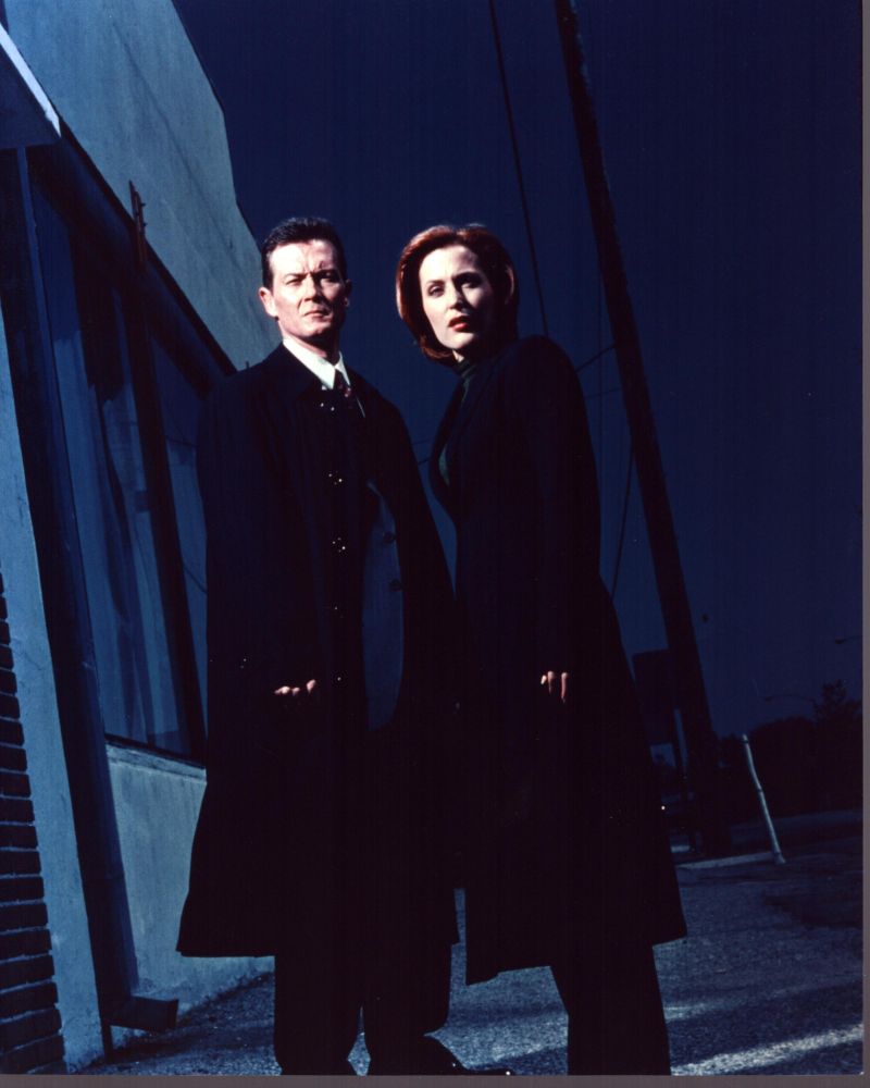 Robert Patrick and Gillian Anderson in Alley Photo Print from The X-Files