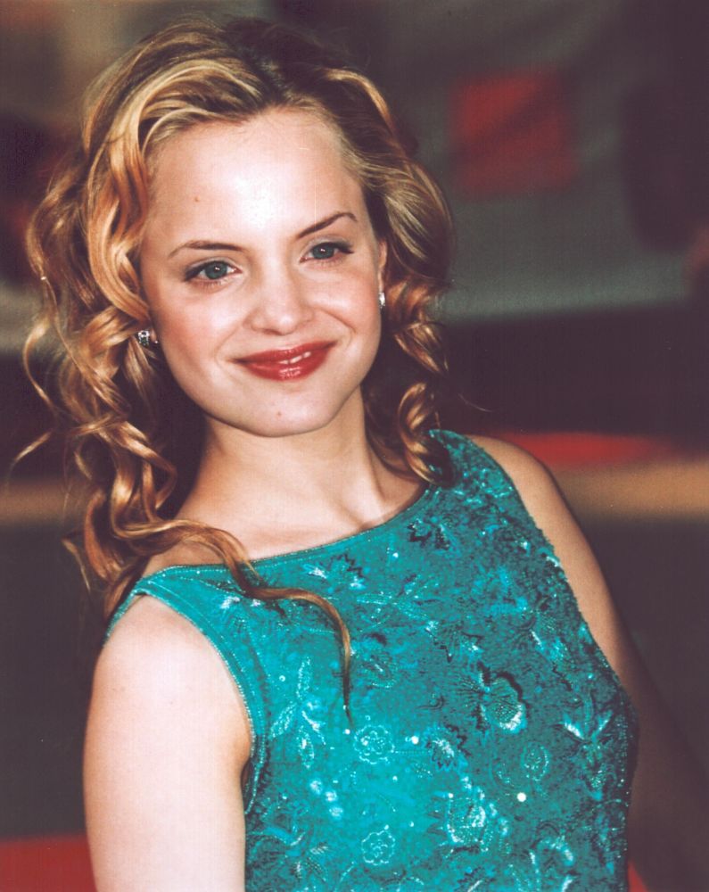 Mena Suvari in blue lace top photo print, elegant and stylish.