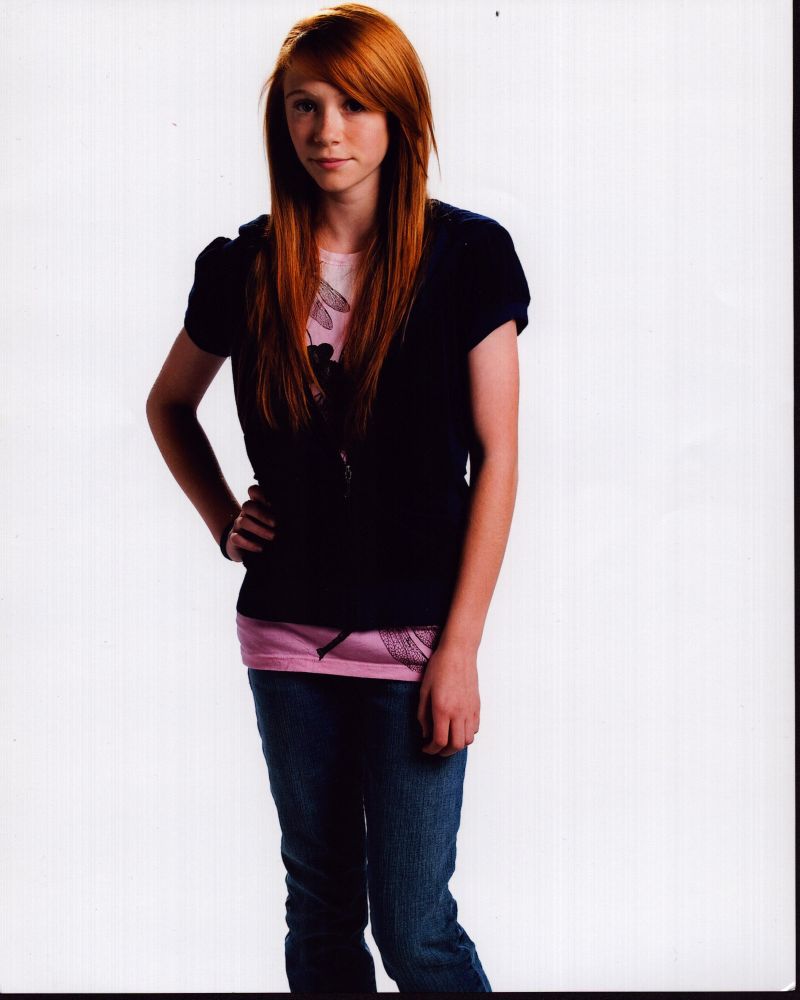 Liliana Mumy photo print in black top and jeans, stylish and contemporary.