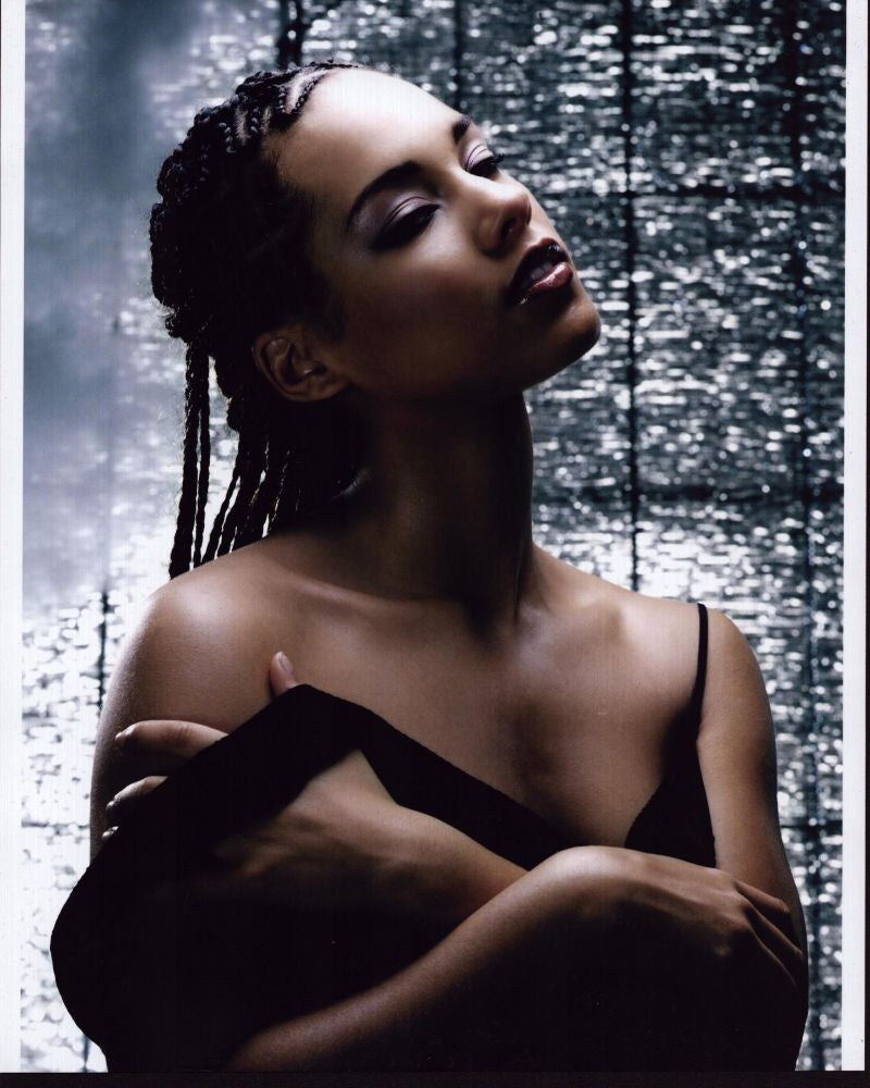 Alicia Keys Stylish Photo Print - Holding Shoulder in Black Top (8x10)