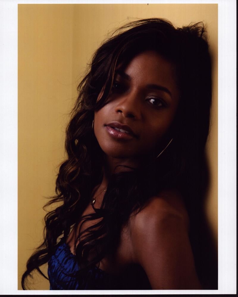 Naomie Harris headshot photo print, showcasing elegance and beauty.