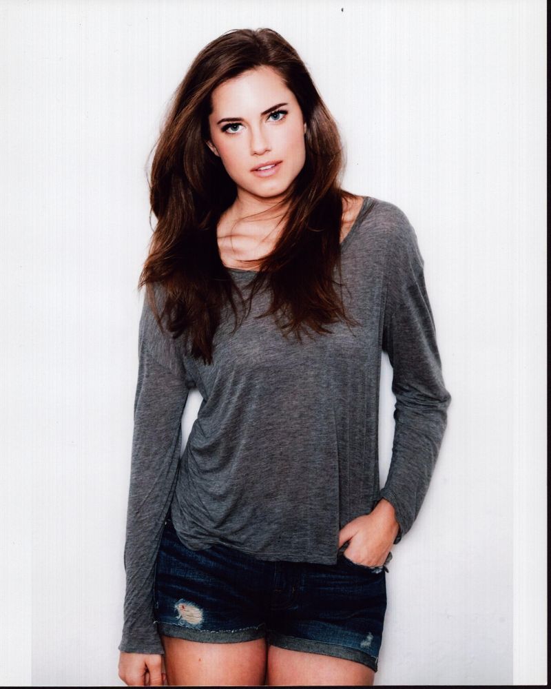 Allison Williams photo print in gray shirt and denim shorts, perfect for home decor.