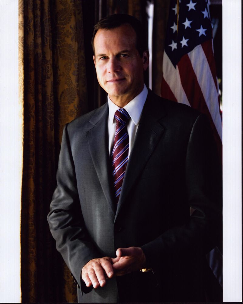 Bill Paxton in suit in front of American flag - Big Love photo print.