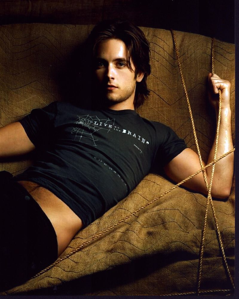 Justin Chatwin Laying With Ropes Photo Print