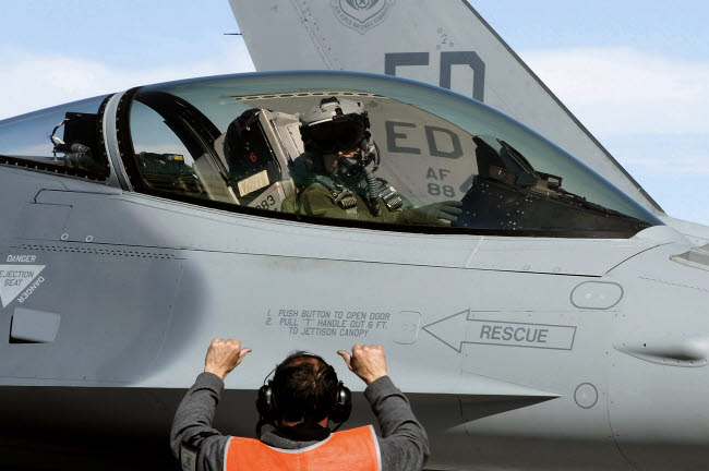 Round personnel prepares to taxi an F-16 Fighting Falcon Poster Print
