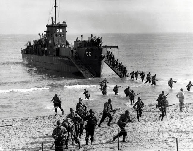 Soldiers of the US Army Invade the Beach During Operation Torch Poster Print