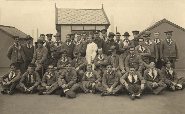 Group of New Zealanders on the Rooftop of King George Military Hospital, London, 1915 Poster Print.