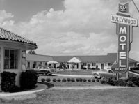 USA Delaware New Castle Hollywood Motel Poster Print showcasing vintage Americana.