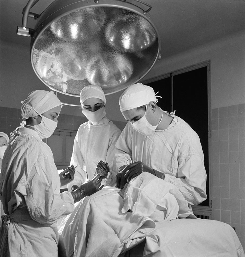 Nurse Training 1942 Poster Print by Science Source