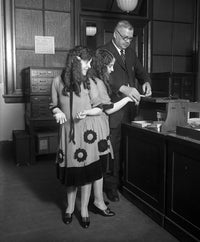 Hilton Sisters Fingerprinted 1926 Fine Art Print by Science Source