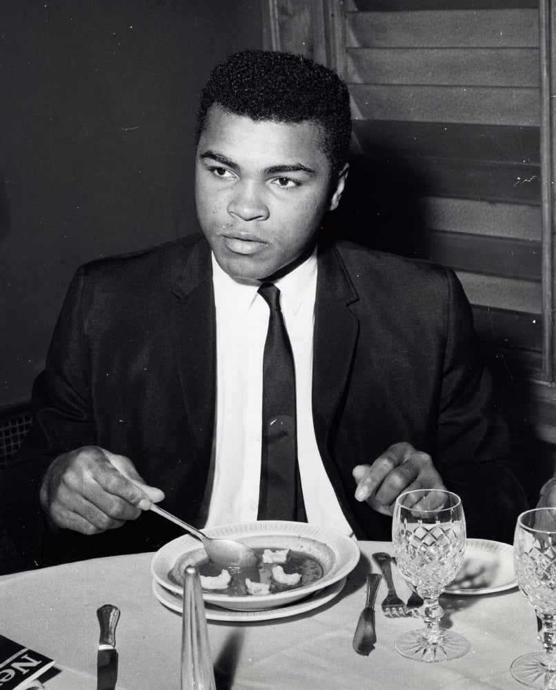 Muhammad Ali Eating a Meal Photo Print - Iconic Sports Photography