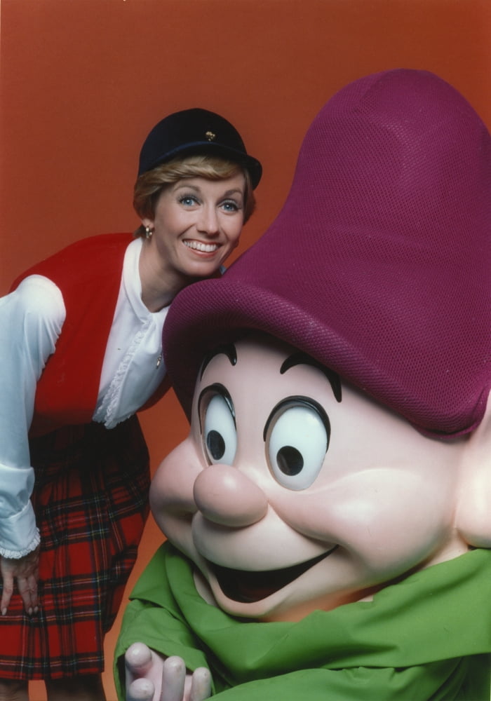 Sandy Duncan standing beside dwarf mascot photo print