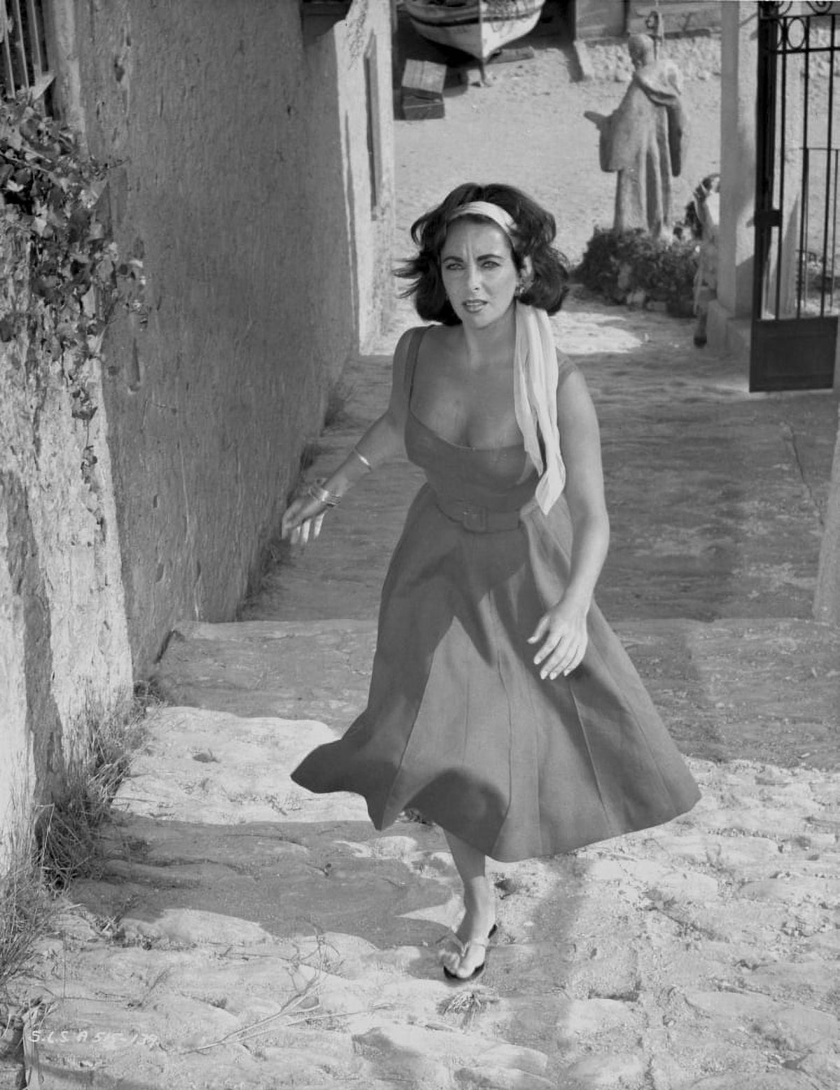 Elizabeth Taylor running in a dress with headband photo print.