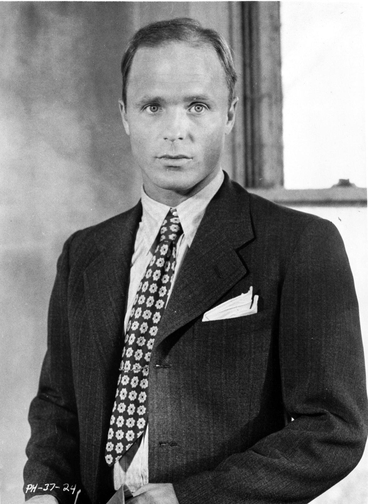 Ed Harris in a suit with a patterned tie photo print.